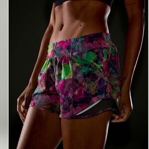 Lululemon Hotty Hot Short Low Rise Lined 4” size 2 Vivid Floral